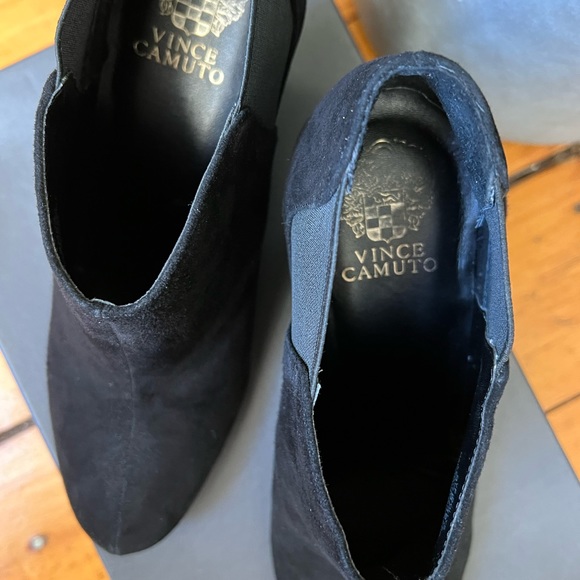 Size 9.5 but I’m usually a 10 and they fit perfectly. 3-3.5” heel. Barely worn. - Picture 2 of 6